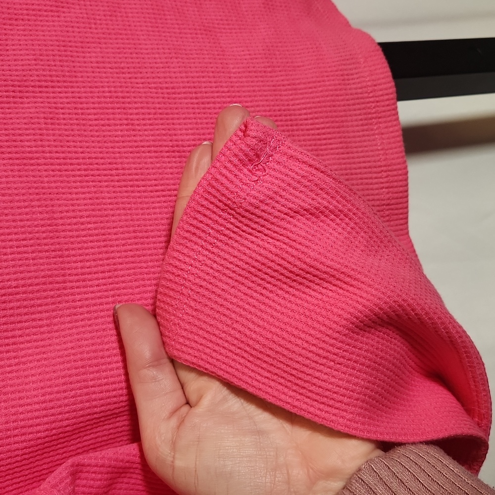 NWT WILD FABLE Women's Vibrant Pink Long Sleeve V-Neck Ribbed Boxy T-Shirt - Picture 3 of 5